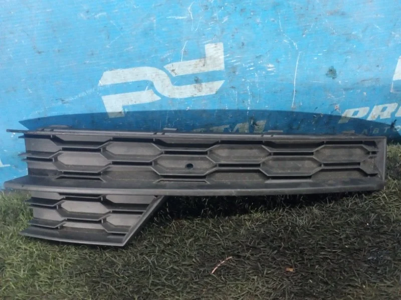 Решетка в бампер правая Skoda Octavia A7 2013-2020