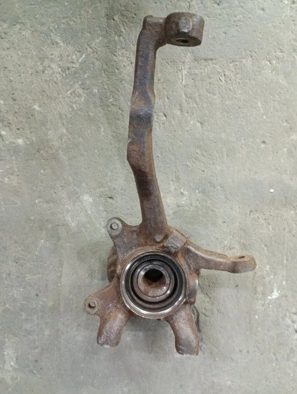 Кулак поворотный левый Toyota Hilux (2005-2015) 2014 Пикап