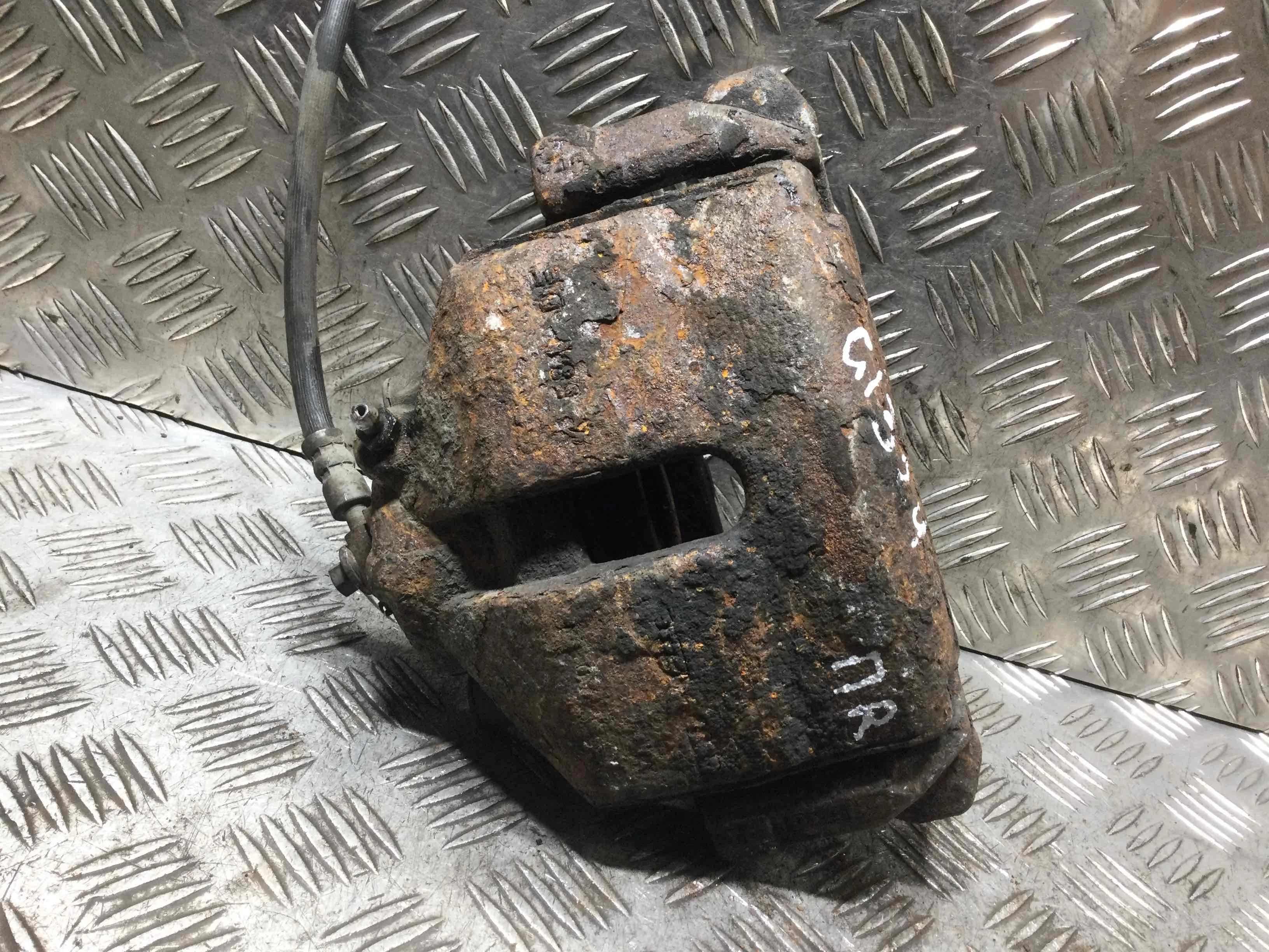 Суппорт передний левый Volkswagen Caddy 3 поколение (2004-2010) дизель 1.9 TDI Механика Фургон