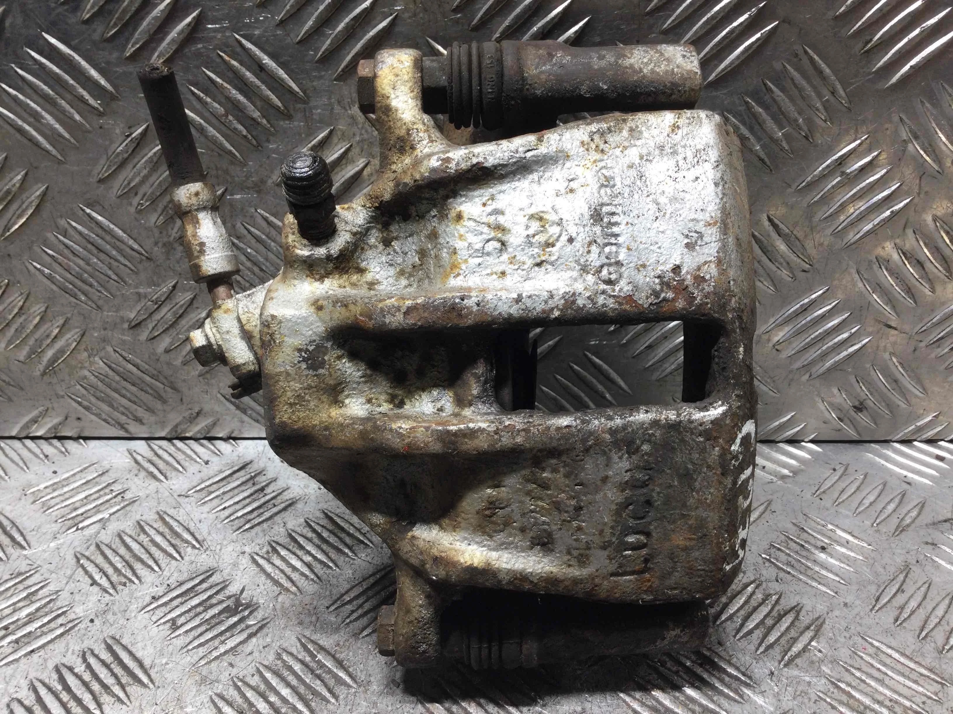 Суппорт передний левый Volkswagen Polo 3 поколение [рестайлинг] (2000-2002) бензин 1.4 i Механика Х/б