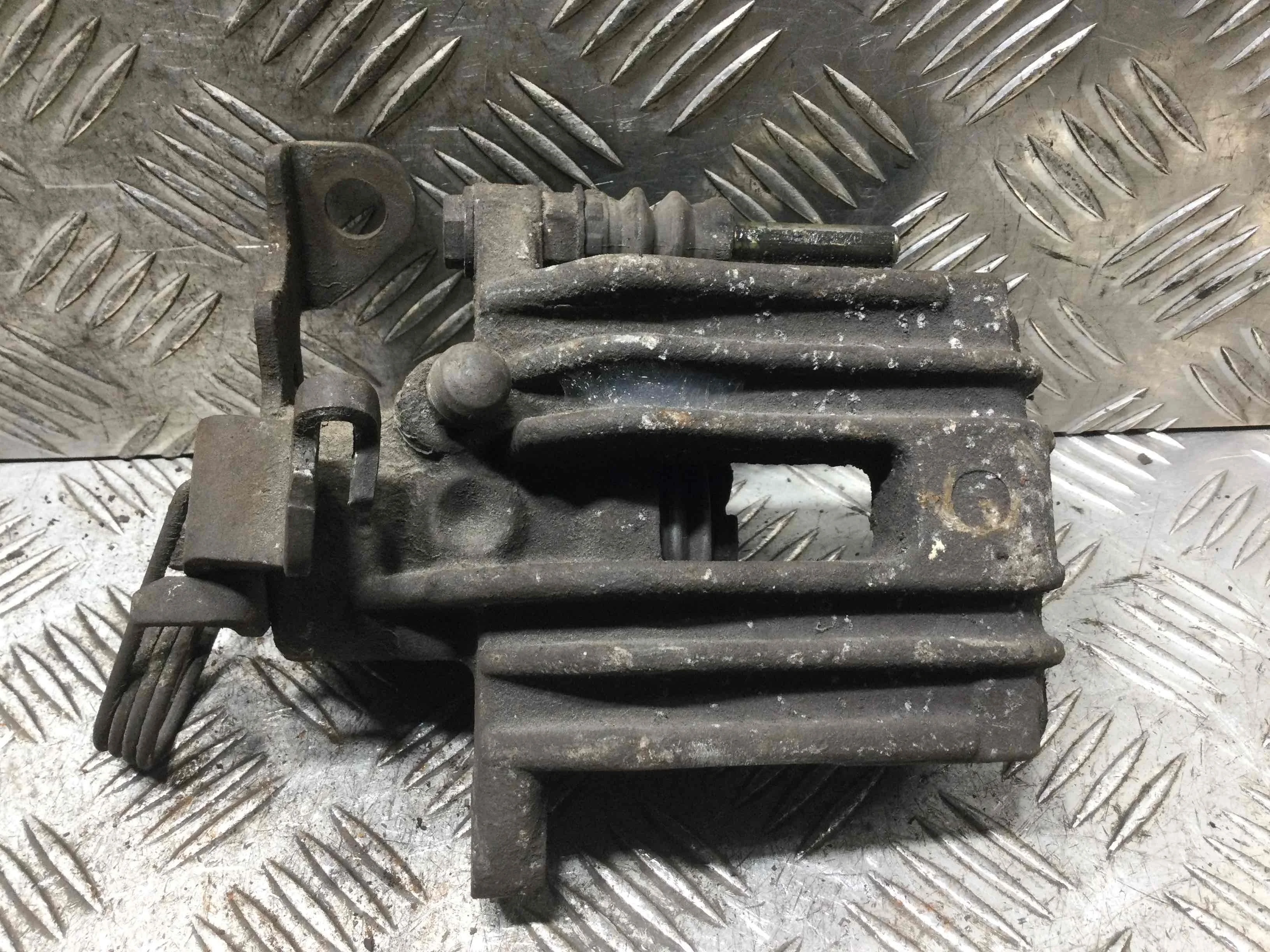 Суппорт задний правый Audi A4 B5 [рестайлинг] (1999-2001) бензин 2.4 i Автомат Универсал