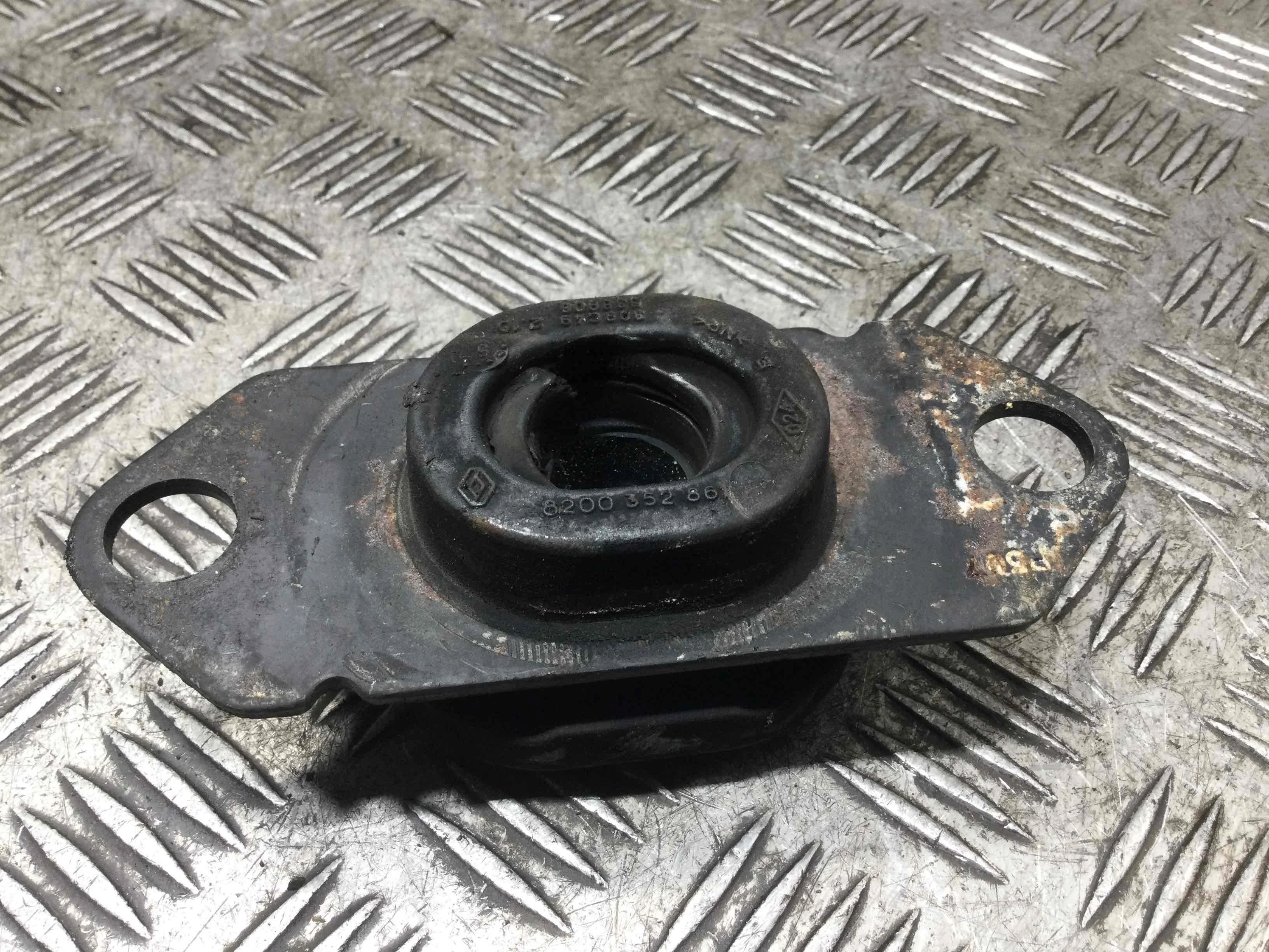 Подушка крепления двигателя Renault Megane 2 поколение (2002-2006) дизель 1.5 DCI Механика Х/б