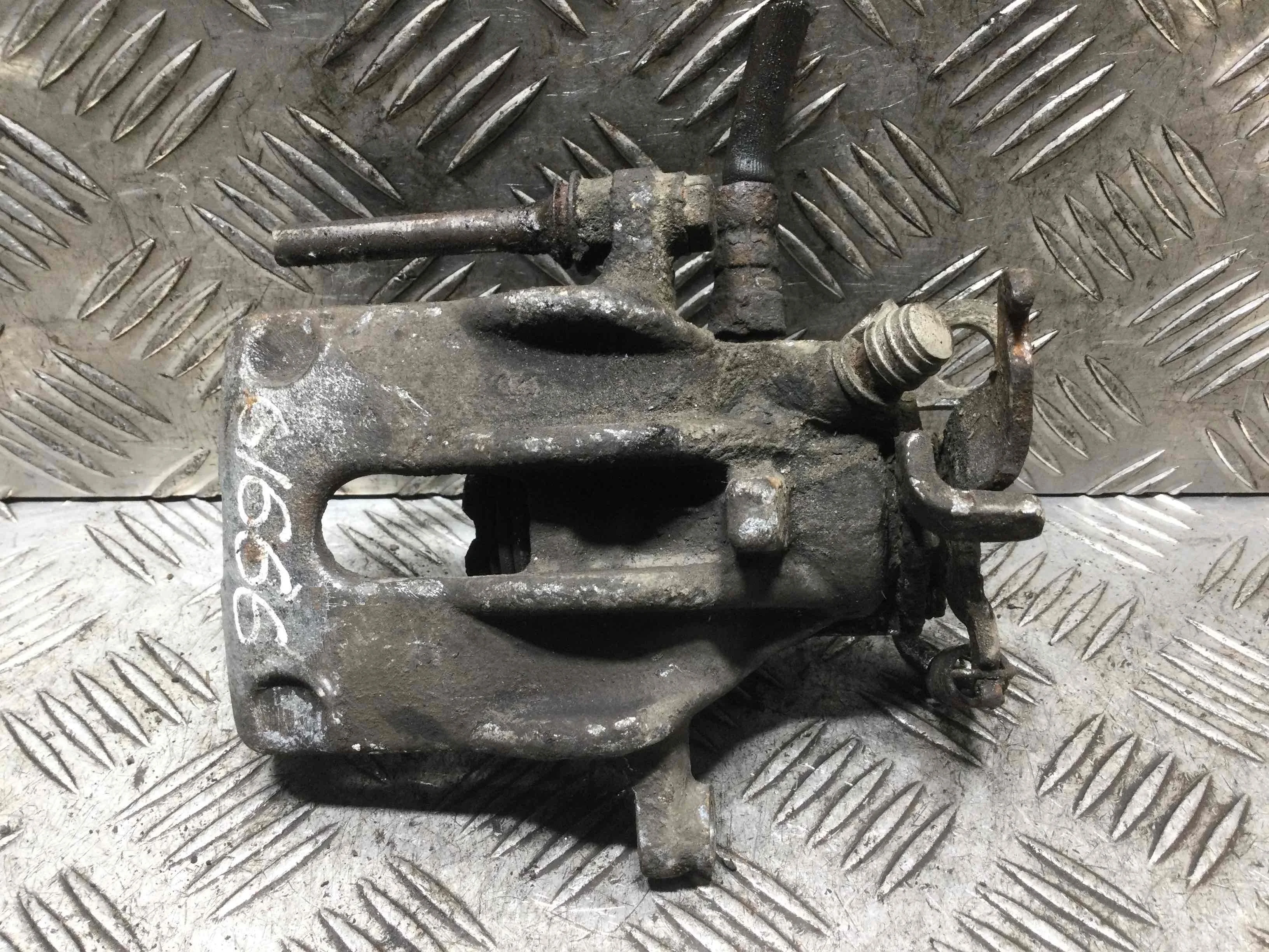 Суппорт задний левый Ford Focus 1 поколение [рестайлинг] (2001-2005) дизель 1.8 TDCi Механика Универсал