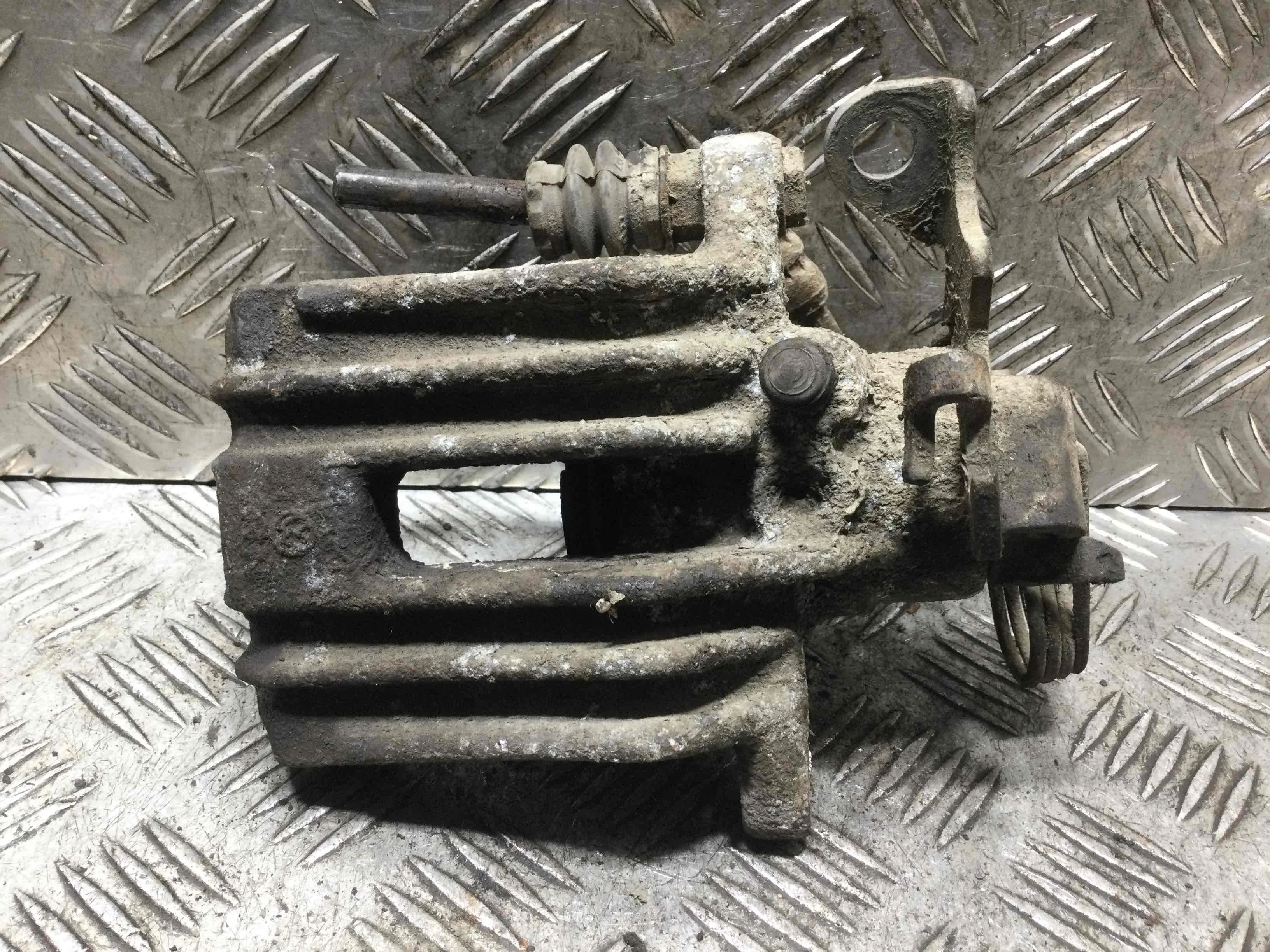 Суппорт задний левый Audi A4 B5 (1994-1999) бензин 1.8 i Механика Седан