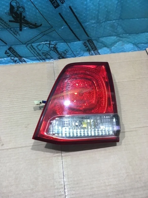 Фонарь задний внутренний правый Toyota Land Cruiser 2011 8158160180 URJ200 1VD-FTV 4.5