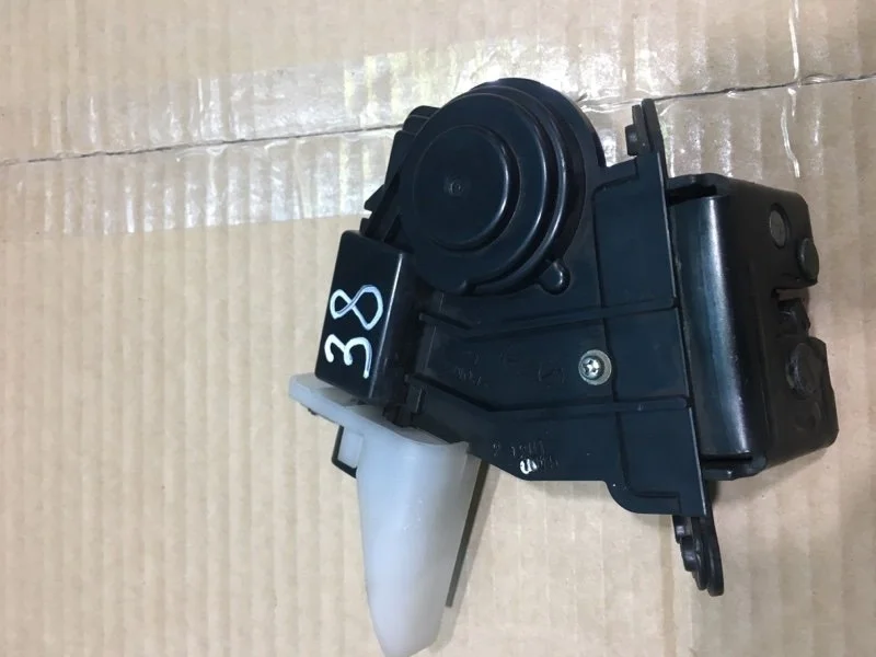 Замок двери багажника верхней Toyota Land Cruiser 2011 6935060140 URJ200 1VD-FTV 4.5
