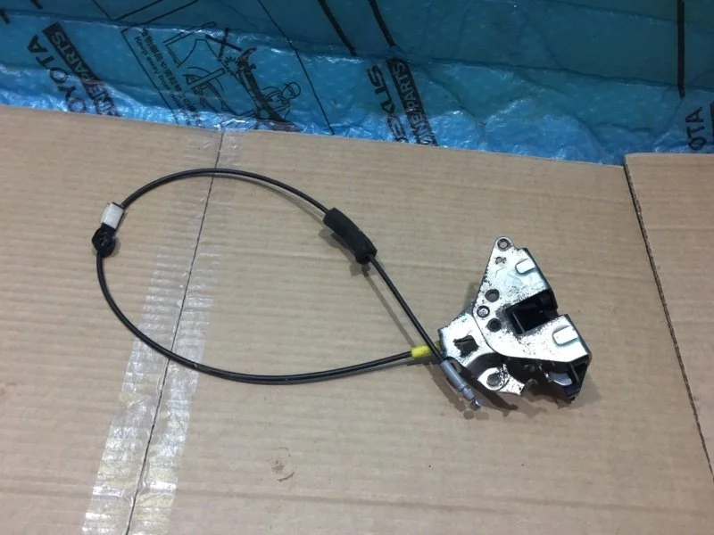 Замок крышки багажника Toyota Land Cruiser 2011 6939060050 URJ200 1VD-FTV 4.5, левый