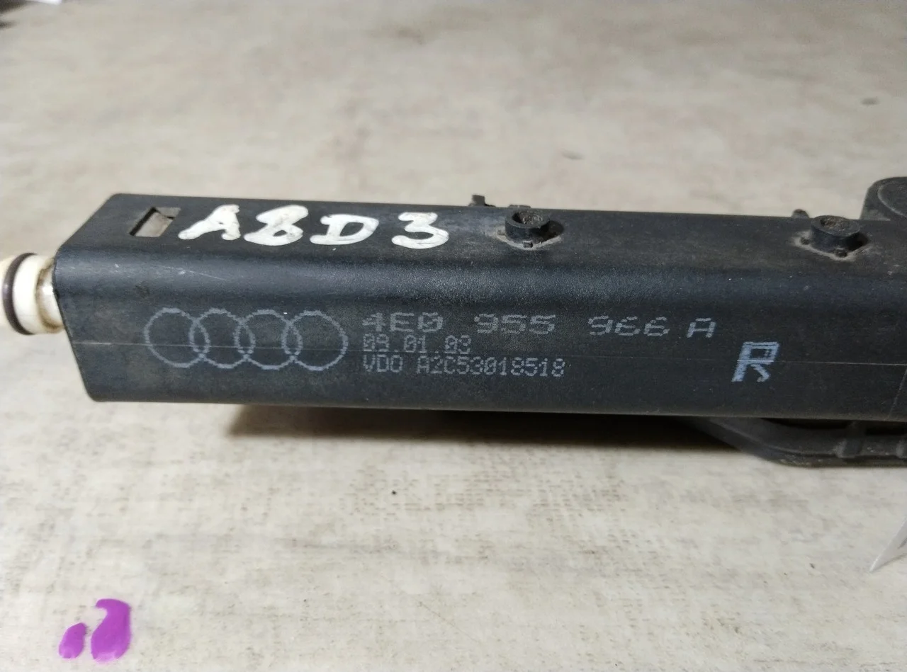 Форсунка омывателя фары правая Audi A8, Audi S8