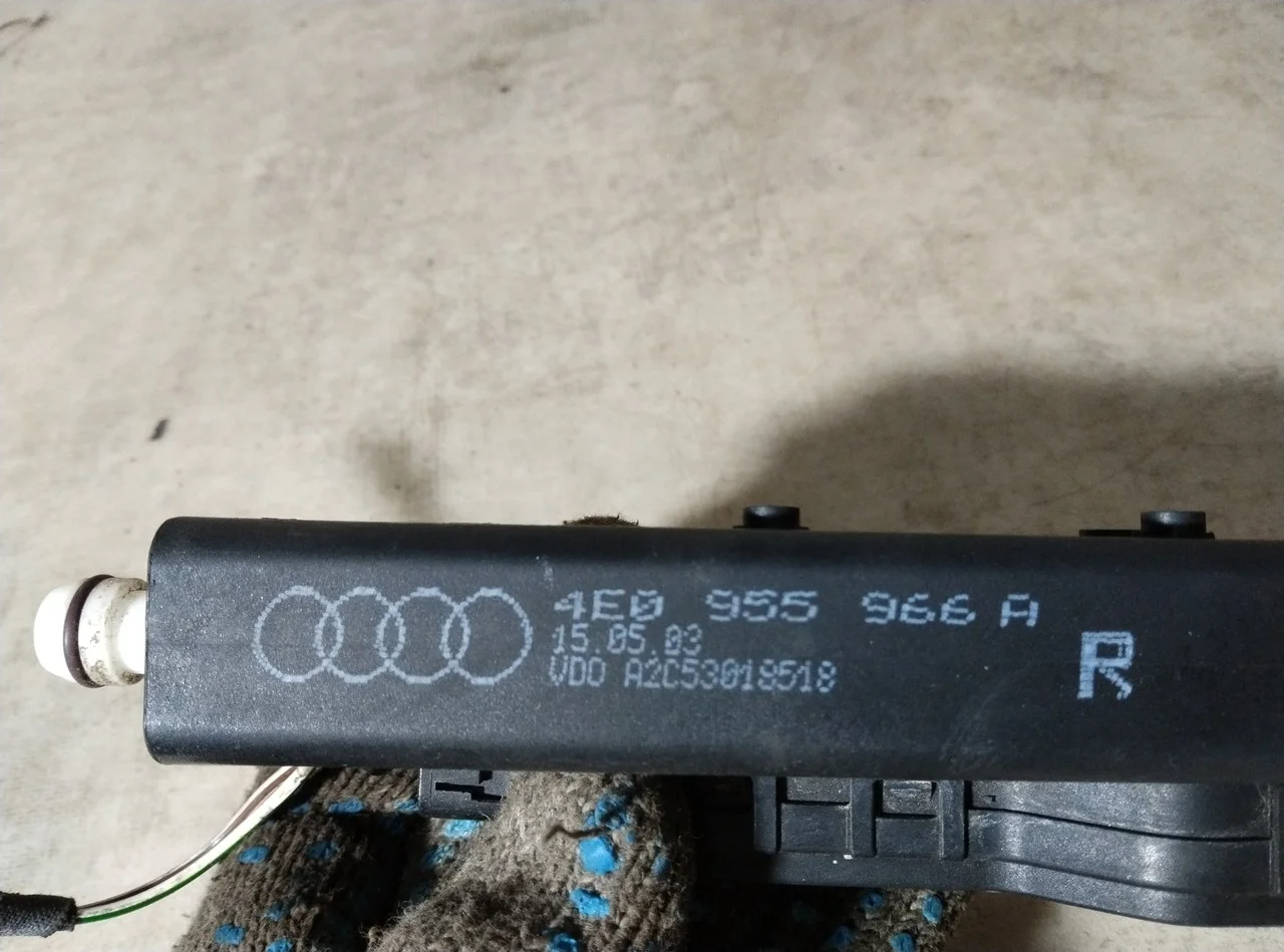 Форсунка омывателя фары правая Audi A8, Audi S8