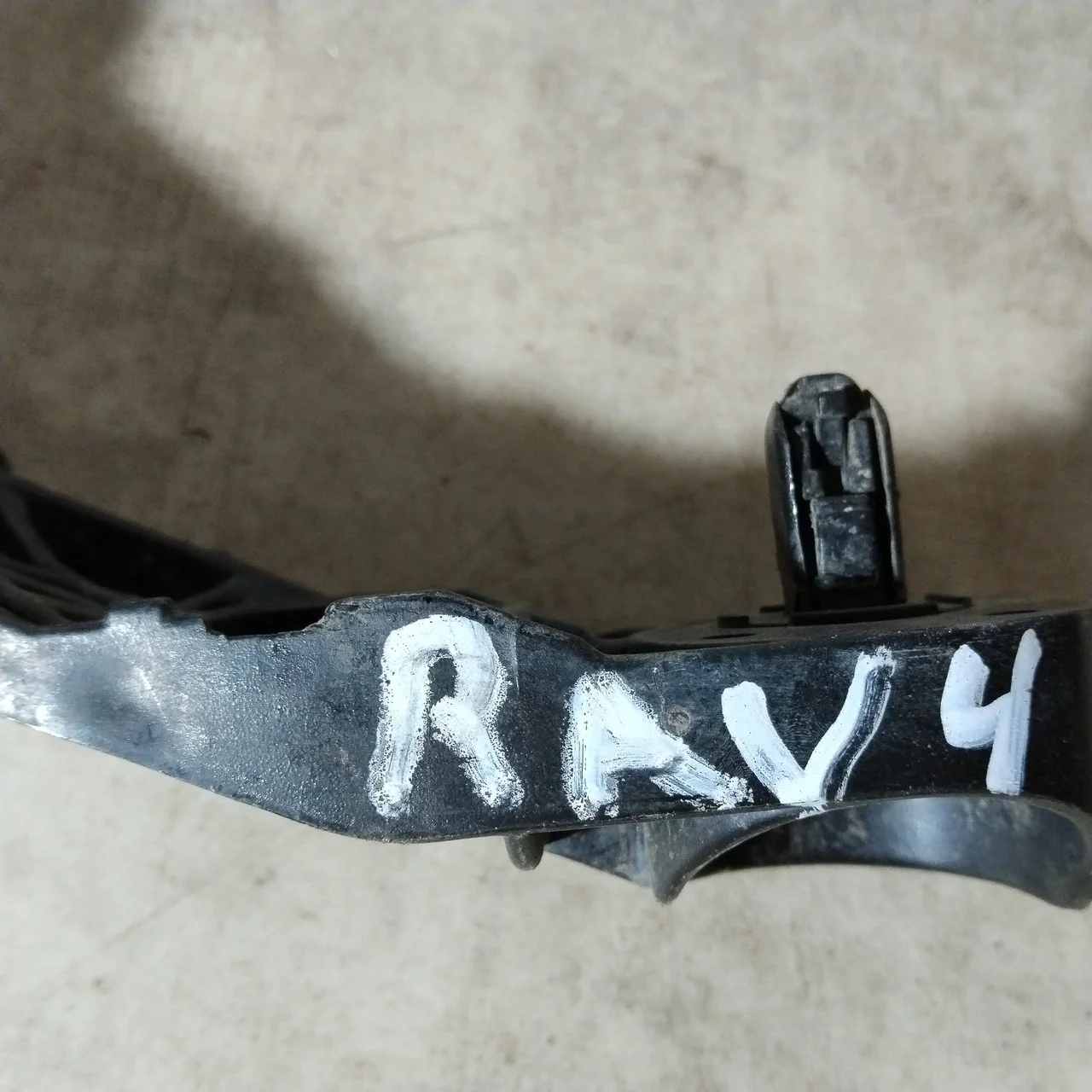 Кронштейн переднего бампера правый Toyota RAV4