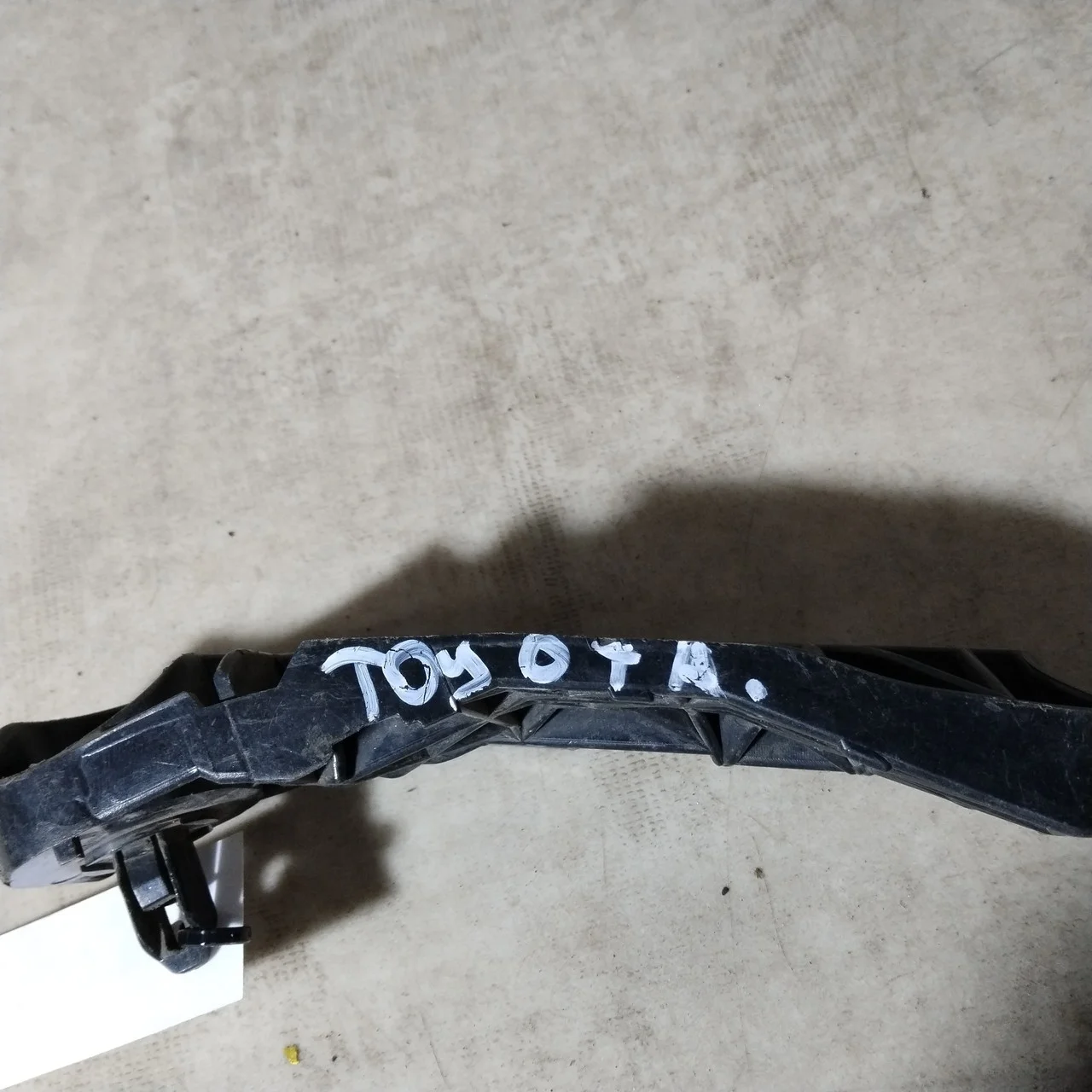 Кронштейн переднего бампера правый Toyota RAV4