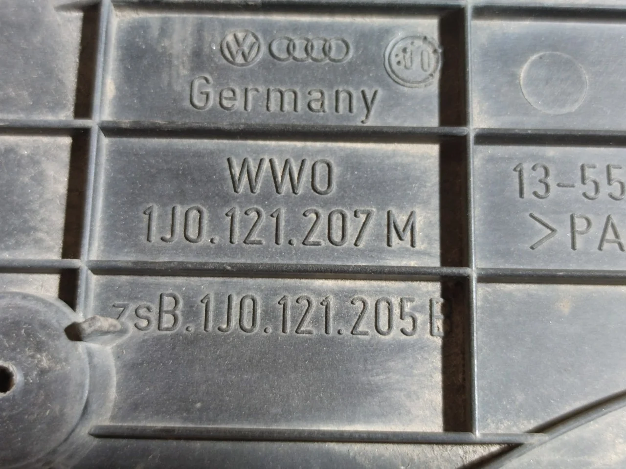 Диффузор радиатора Volkswagen Bora V
