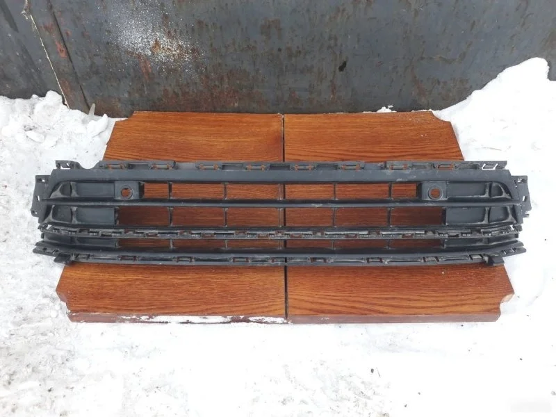 Решетка бампера Volkswagen Jetta 5C6853671