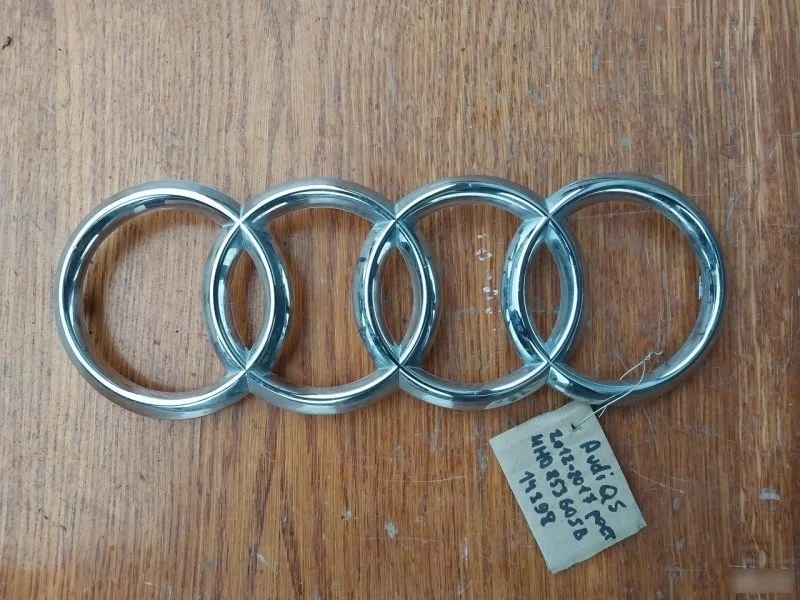 Эмблема Audi Q5 2013 4H0853605B 8R