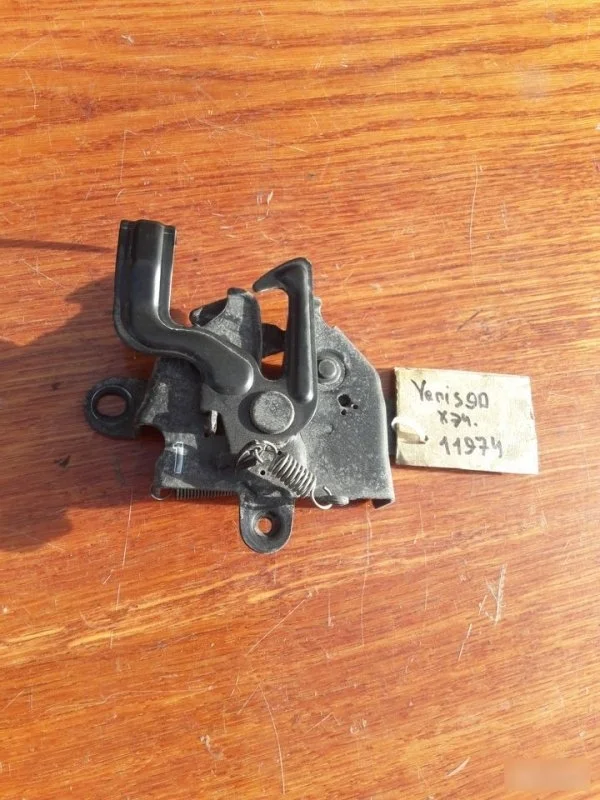 Замок капота Toyota Yaris 2009 535100D120 SCP90 2SZ-FE