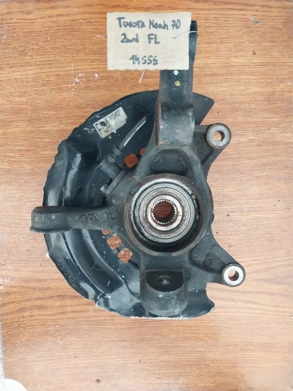 Поворотный кулак Toyota Noah 2009 4321244040 ZRR70G, левый
