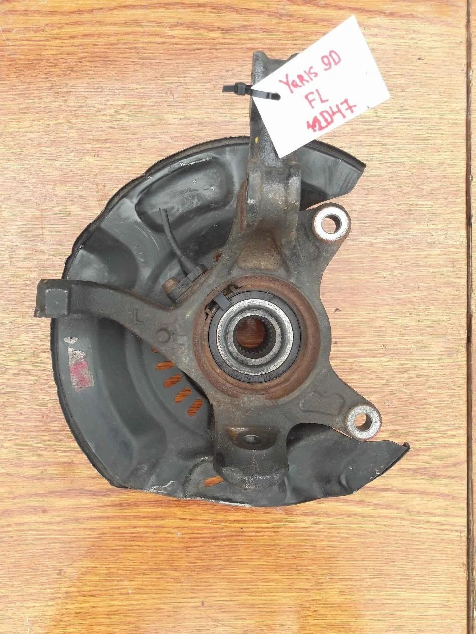 Поворотный кулак Toyota Yaris 2009 4321252050 SCP90, левый