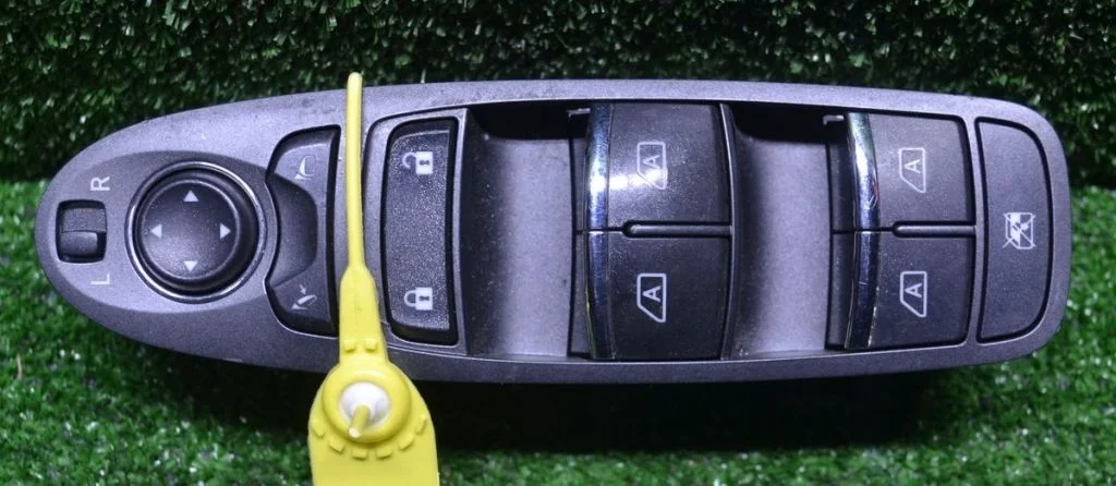 Блок управления стеклоподъемниками Infiniti / Nissan M56 , Q70 Y51