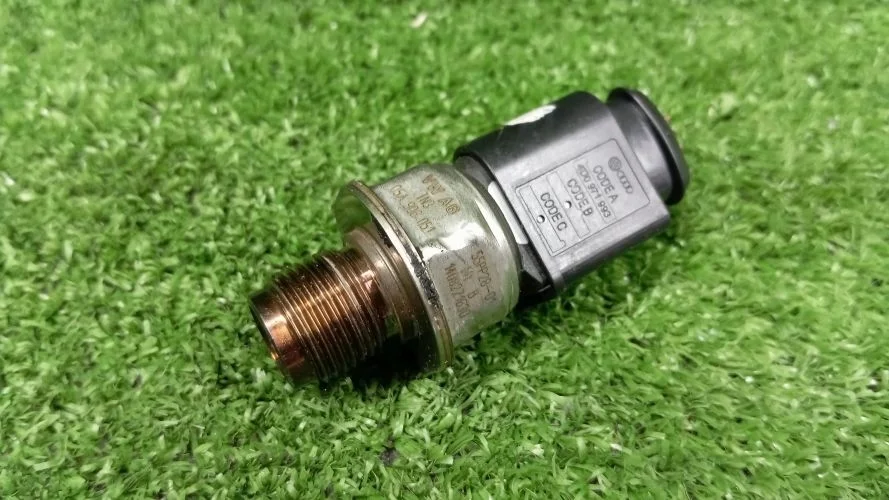 датчик давления топлива Audi CDUD 4G2,4MB Audi A6,A7 CDUD 4G2,4MB 05A906051