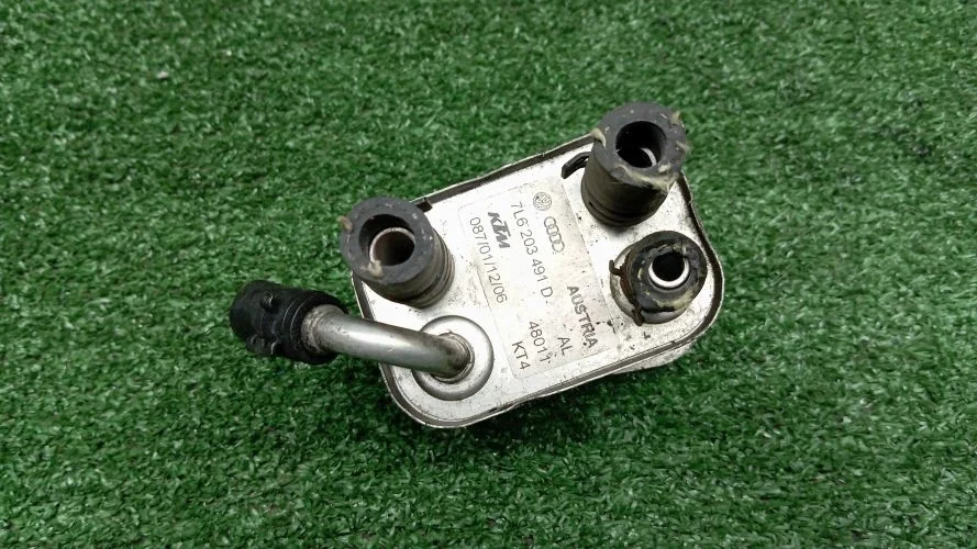 радиатор масляный Audi CAS,BUG 4LB Audi Q7 CAS,BUG 4LB 7L6203491D,059117021J