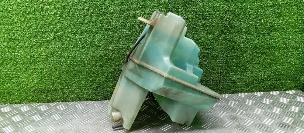 бачок стеклоомывателя Volvo D5244T,D5244T4 CM71 Volvo Xc90 D5244T,D5244T4 CM71 30663811