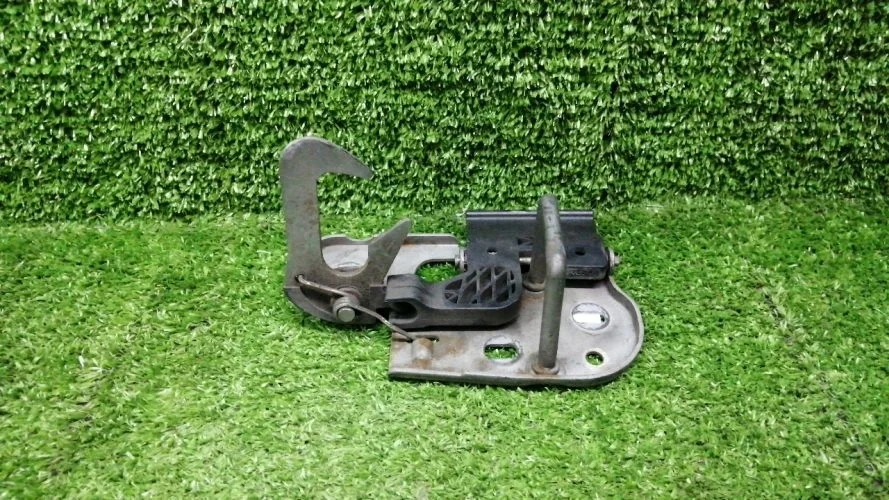 крючок капота Volkswagen BPY 3C2 Volkswagen Passat BPY 3C2 3C0823480