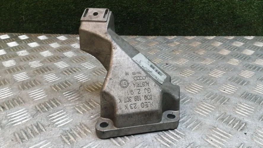 кронштейн опоры двигателя Audi BES 4B2 Audi A6 BES 4B2 8D0199307K