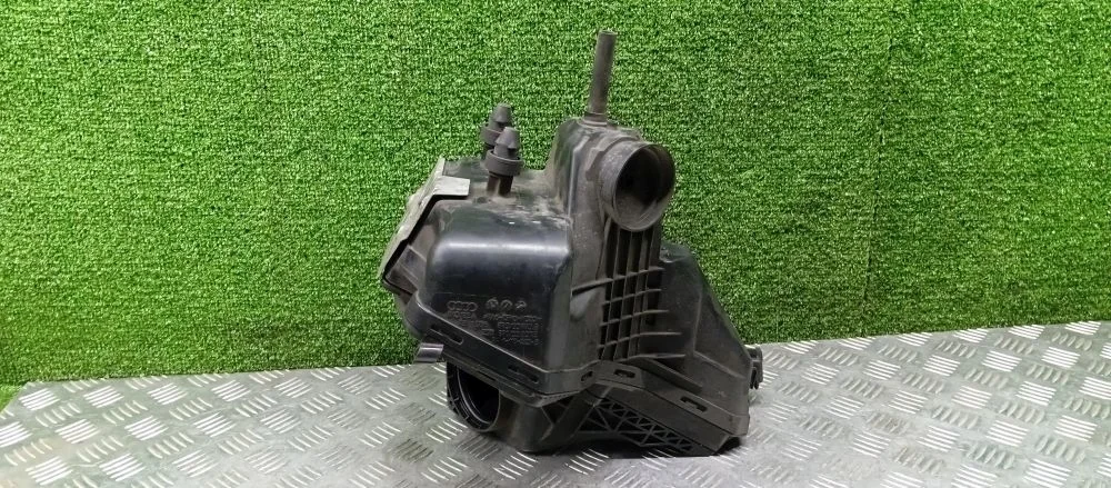 корпус воздушного фильтра Audi CAEA,CAEB 8K2 Audi A4 CAEA,CAEB 8K2 8R0133837S,8R0133837E