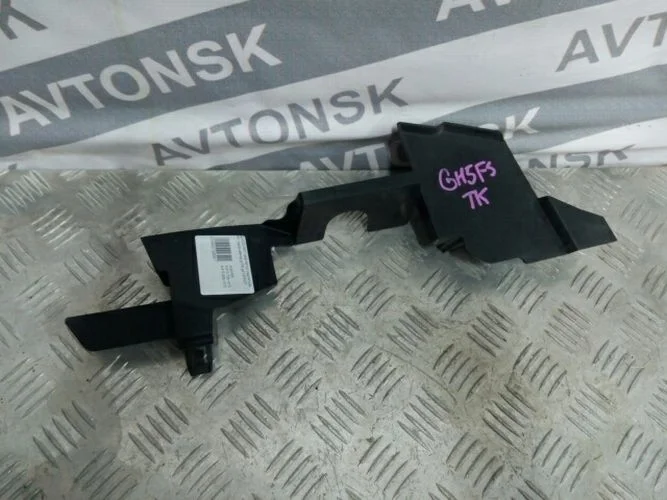дефлектор радиатора Mazda  GH5FS,GH5FP,GH5FW,GH5AS,GH5AP,GH5AW,GHEFP,GHEFS,GHEFW Mazda Atenza  GH5FS,GH5FP,GH5FW,GH5AS,GH5AP,GH5AW,GHEFP,GHEFS,GHEFW GS1D56251