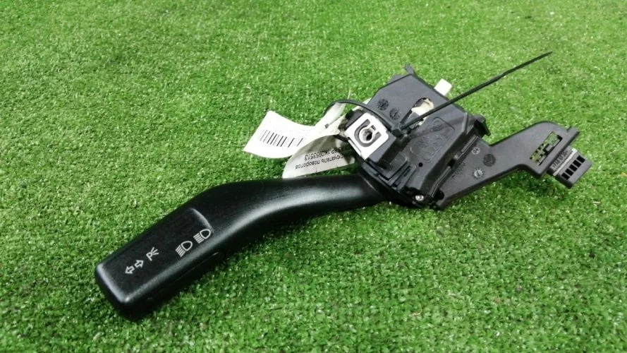 подрулевой переключатель поворотов Audi  8P1 Audi A3  8P1 1K0953513