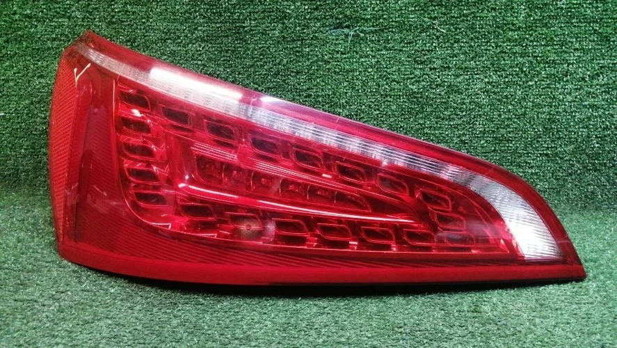 вставка багажника Audi CAHA,CGLB 8RB Audi Q5 CAHA,CGLB 8RB 8R0945093A