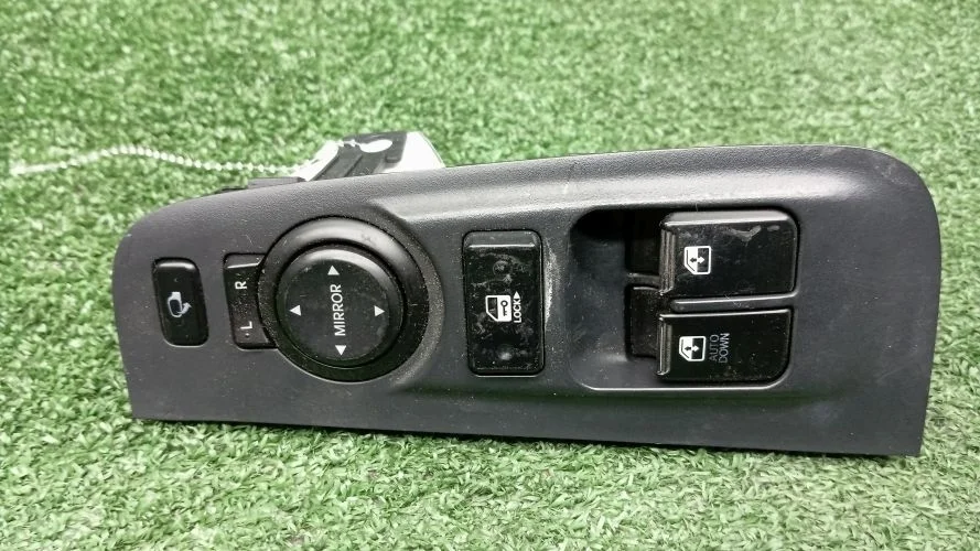 блок управления стеклоподъемниками Hyundai D4CB TQ Hyundai Grand Starex D4CB TQ 935704H400WK