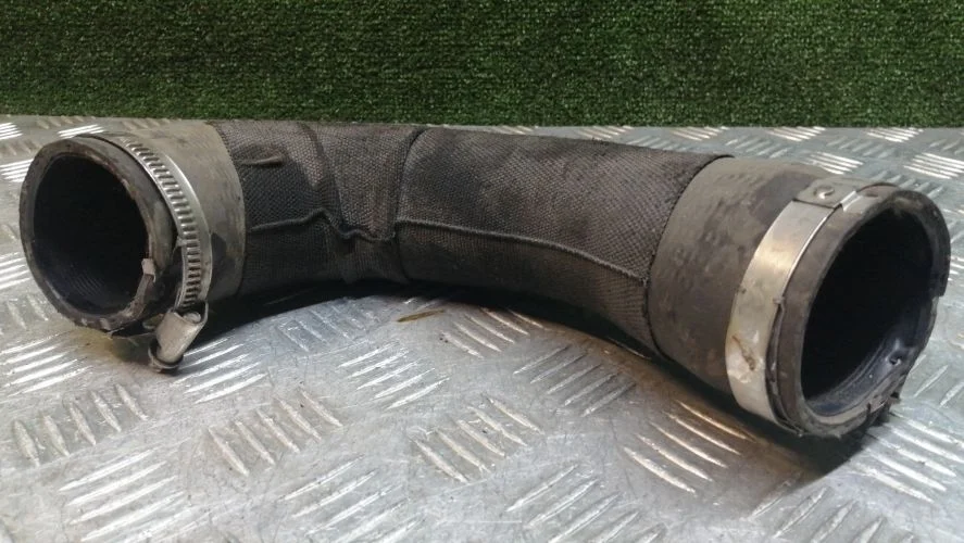 патрубок интеркулера Audi CAHA 8RB Audi Q5 CAHA 8RB 8R0145709H