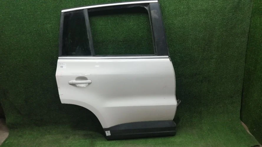 дверь боковая Volkswagen CAVA,CBAB,CFF,CCTA,CFFB 5N1 Volkswagen tiguan CAVA,CBAB,CFF,CCTA,CFFB 5N1 5N0833056A