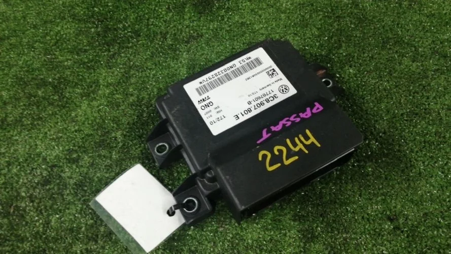 блок управления стояночного тормоза  Volkswagen CBAB B6 Volkswagen Passat CBAB B6 3C8907801E