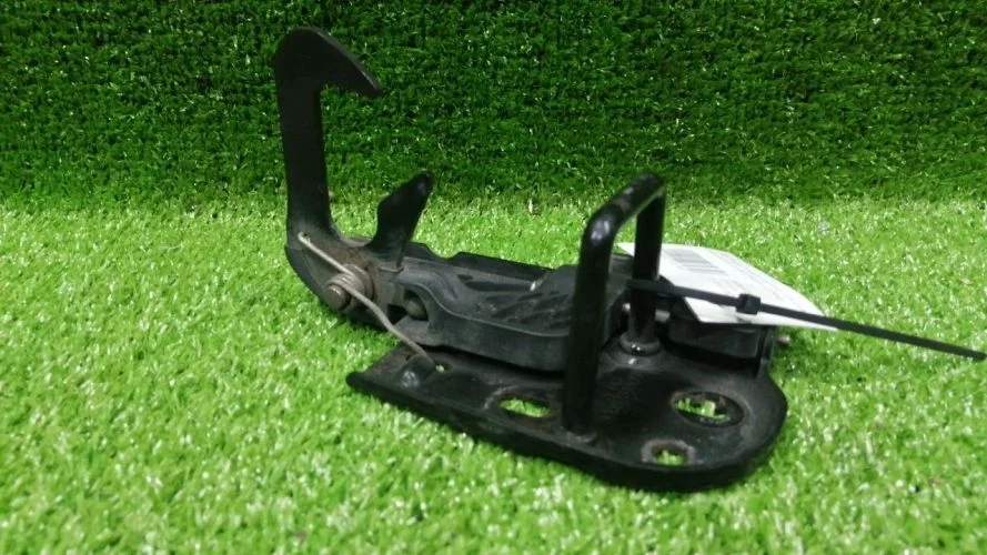 замок капота Volkswagen  B6 Volkswagen Passat  B6 3C0823480A