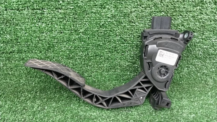педаль газа Audi CDUD,CCWA,CDUC 4G2,8RB,4GA Audi A6,Q5,A7 CDUD,CCWA,CDUC 4G2,8RB,4GA 8K1723523A