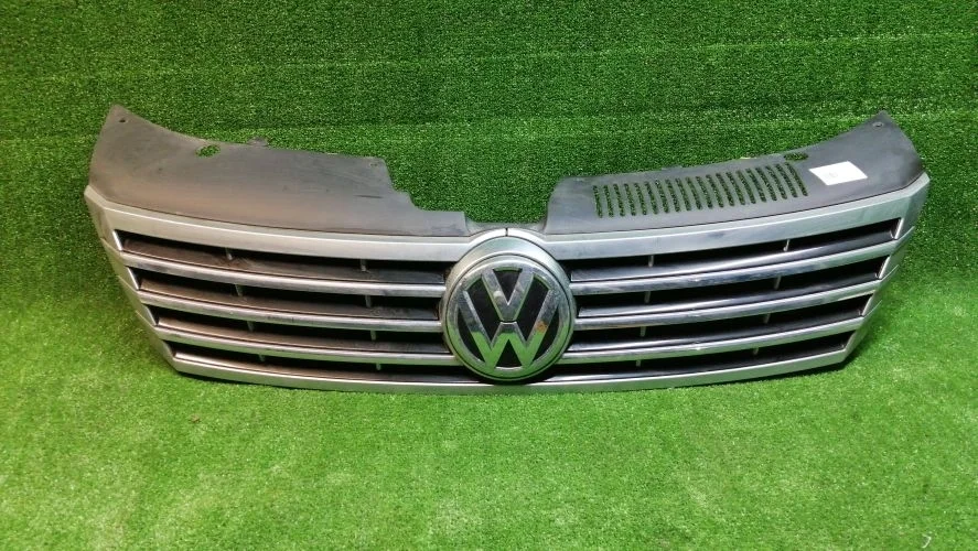 решетка радиатора Volkswagen CFGC,CFGB,CUWA 357,358,B6 Volkswagen Passat Cc CFGC,CFGB,CUWA 357,358,B6 3C8853653A,3C8853601A,3C8853651AA