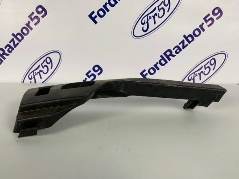 Кронштейн бампера Ford Focus 2 2007 1335698 CB4 1.8 (QQDB), передний правый