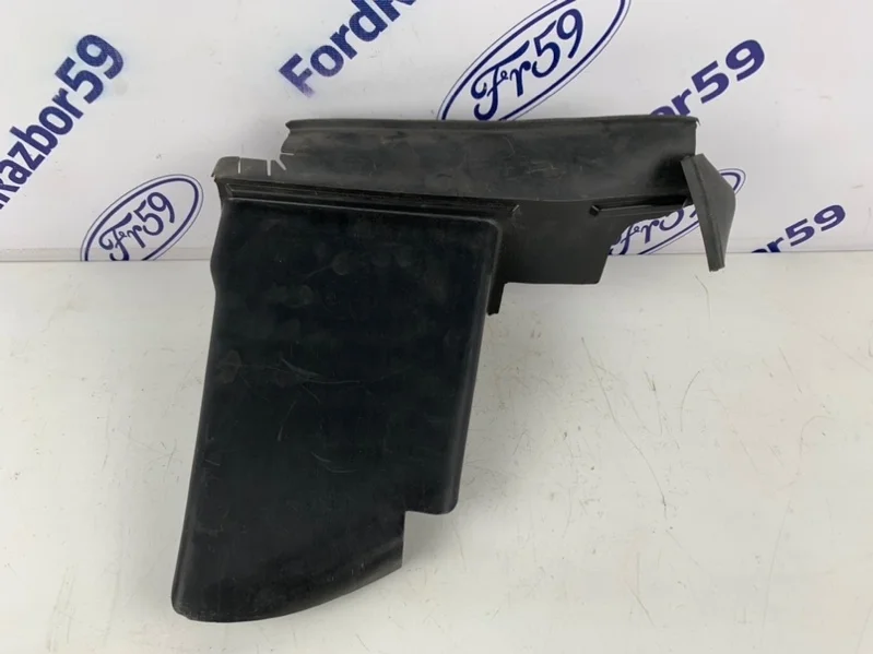 Дефлектор радиатора Ford Focus 2 2005-2008 1252552 CB4, передний левый