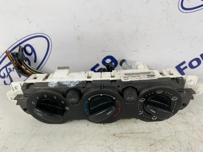 Блок управления климат-контролем Ford Focus 2 2006 1374165 CB4 1.6 (HWDA)
