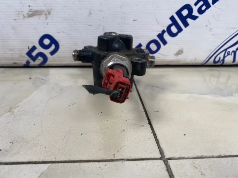 Рампа топливная Ford Focus 2 2005 1445928 CB4 1.8 (KKDA)