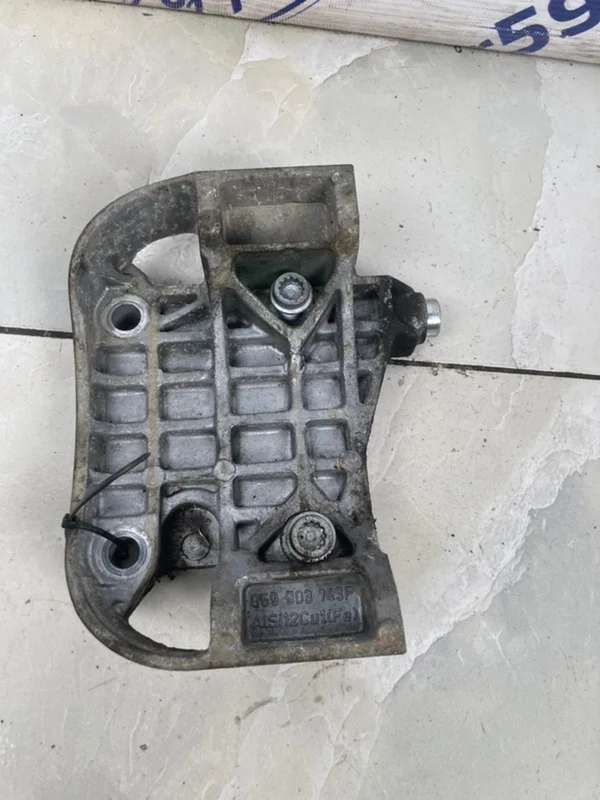 Кронштейн генератора Volkswagen Touareg 2007 059903143 GP (7L7) 3.0 TDI (BKS)