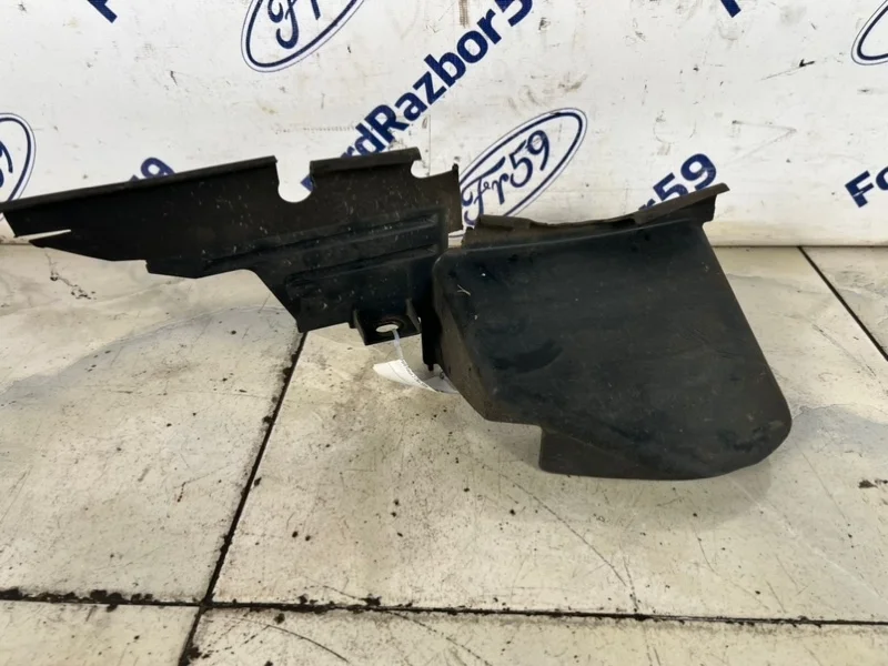 Дефлектор радиатора Ford Focus 2 2008 1517778 CB4, передний левый