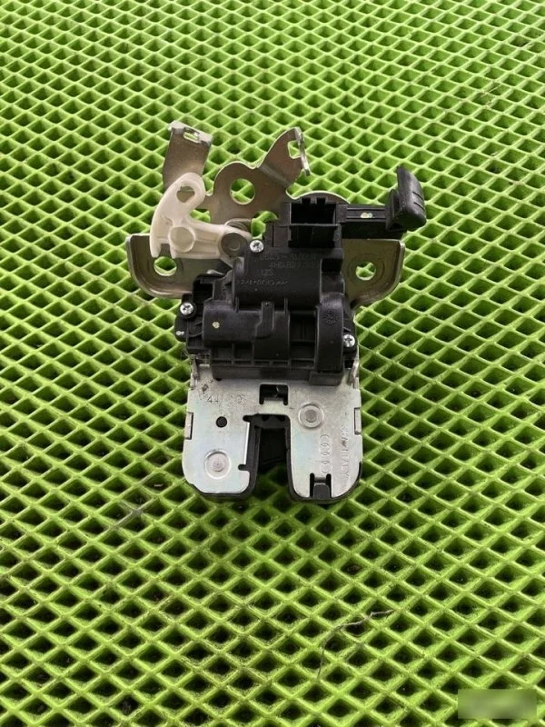 Замок багажника Audi A6 2011-2014 4H0827505 C7