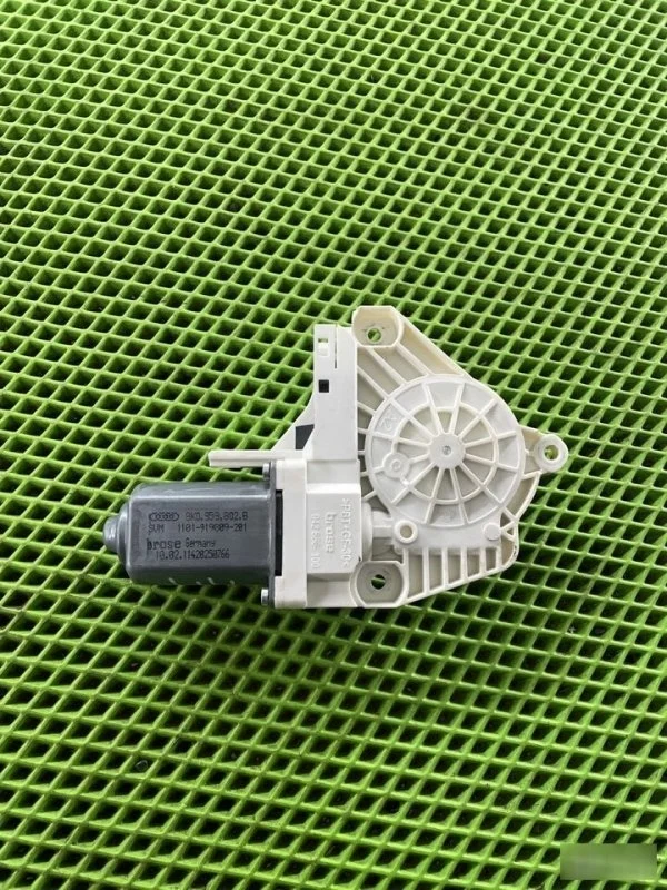 Моторчик Audi A6 2011-2014 8K0959802 C7, передний правый