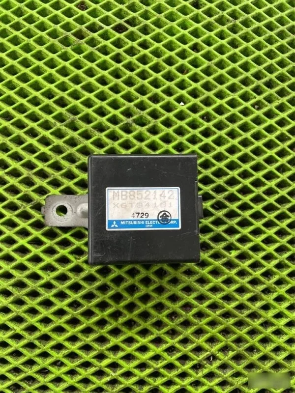 Блок управления зеркалами Mitsubishi Chariot 2 MB852142