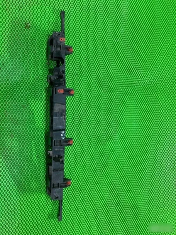Кронштейн бампера Opel Astra J 2009-2012 13264477, передний