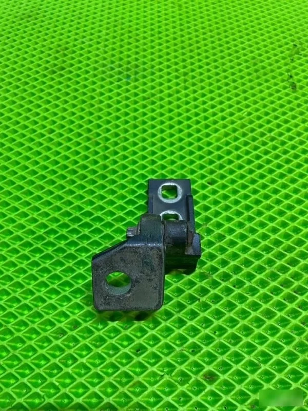 Петля двери Opel Corsa D 2006-2010 13180568, передняя правая
