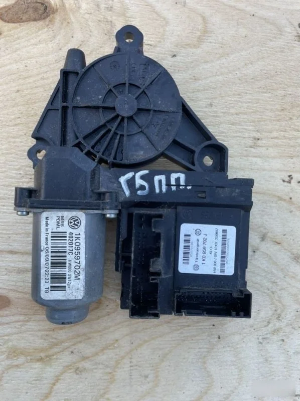 Моторчик стеклоподъемника Volkswagen Golf 5 1K0959702, передний правый